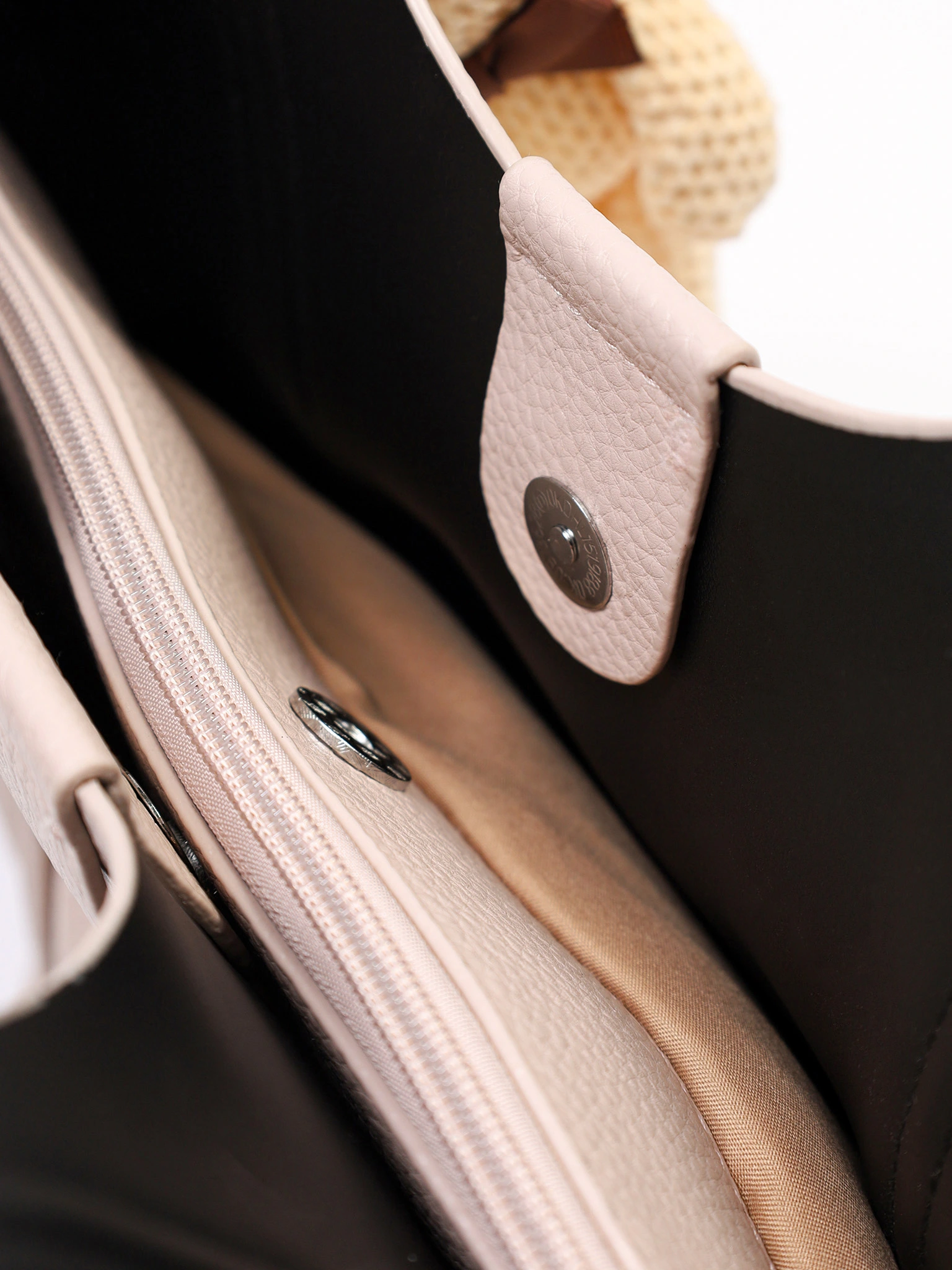 Сумка-тоут с плоскими ручками с брелком-медвежонок в ассортименте